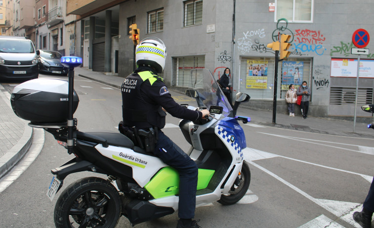 Gran operació de neteja en L’Hospitalet: retiren patinets i ferralla abandonada dels carrers