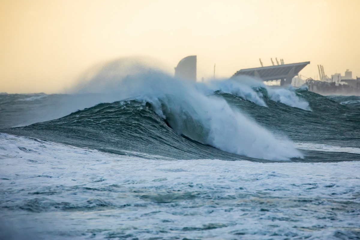 Archivo - Efectos del temporal Gloria en las playas metropolitanas y las afectaciones en los servicios públicos.