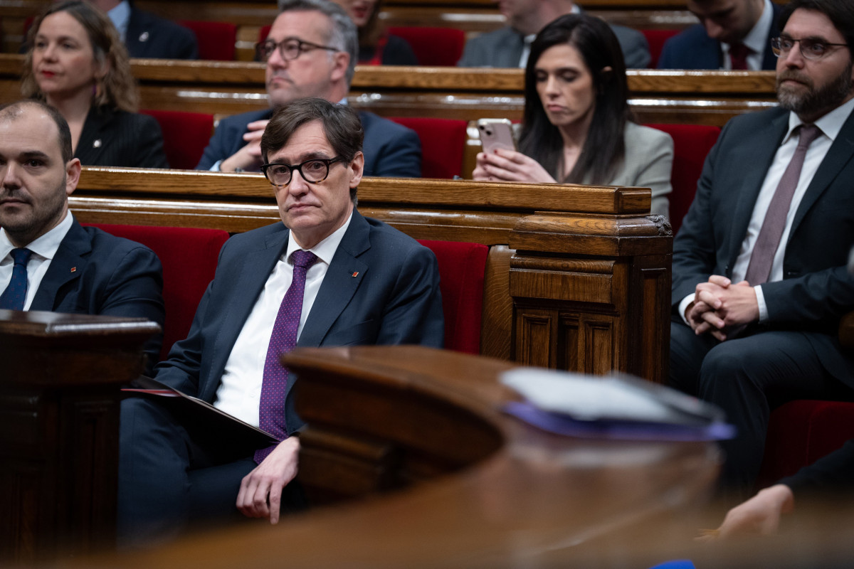 El president de la Generalitat, Salvador Illa,  durante una sesión de control al Govern, en el Parlament, a 26 de febrero de 2025, en Barcelona, Cataluña (España). El Parlament debate a partir de h