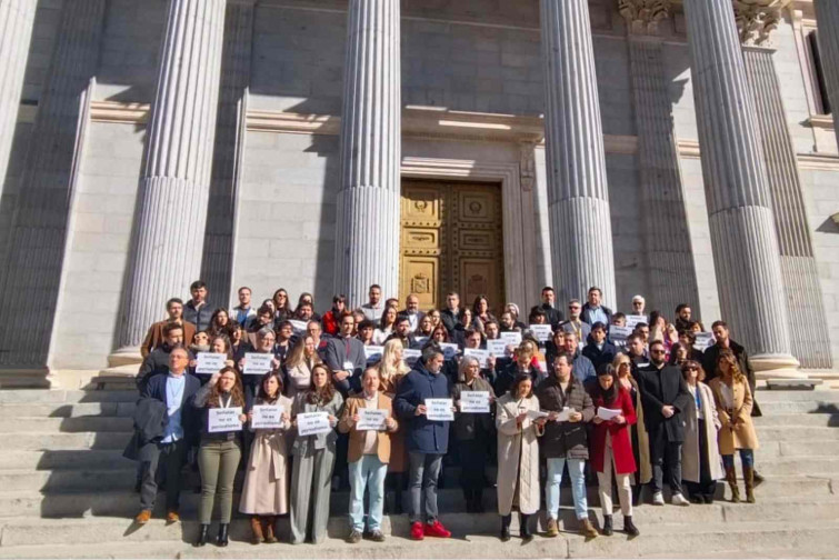 Notícies falses al Congrés? Els periodistes s'enfronten a Vito Quiles i Bertrand Ndongo