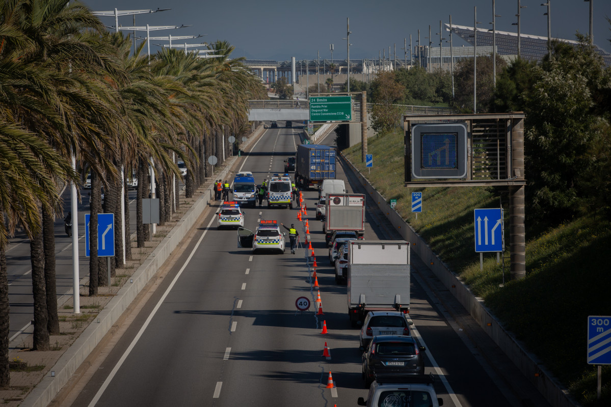 EuropaPress 3404753 vehiculos realizan cola control movilidad ronda litoral direccion salida