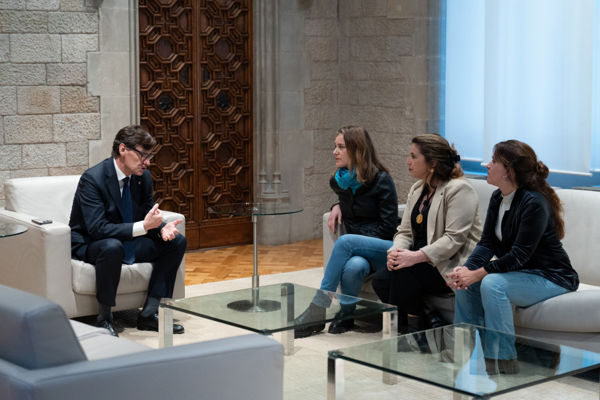 El presidente de la Generalitat Salvador Illa (1i), la presidenta de los Comuns en el Parlament, Jéssica Albiach (2i), y las coordinadoras del partido Candela López (2d) y Gemma Tarafa (1d), en una