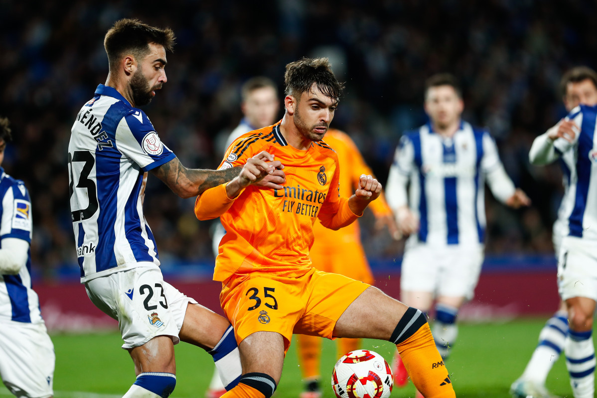 EuropaPress 6545066 brais mendez of real sociedad and raul asencio of real madrid in action