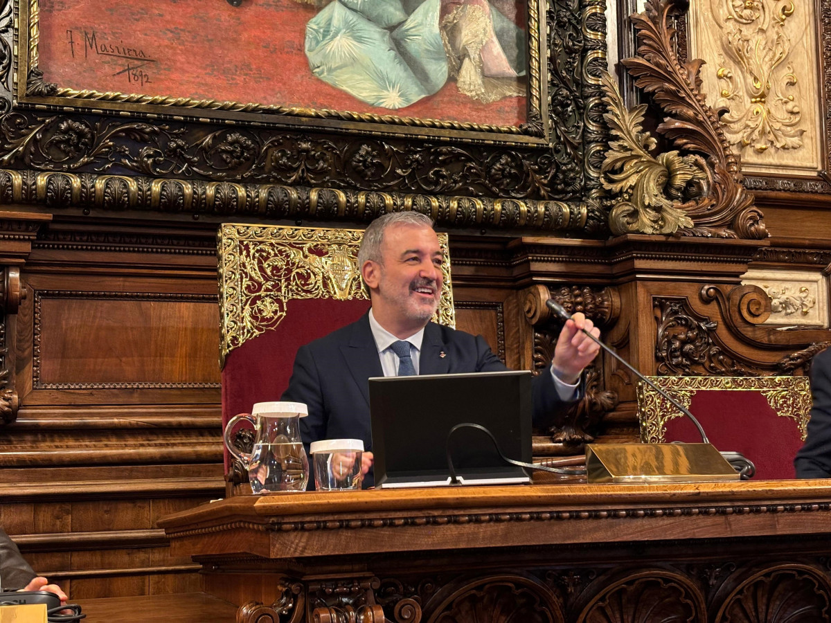 El alcalde de Barcelona, Jaume Collboni, en el pleno del mes de febrero del Ayuntamiento