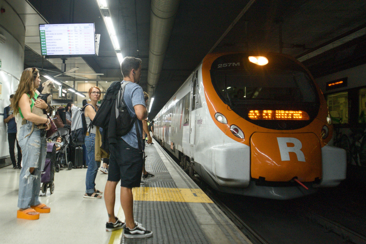 EuropaPress 6036319 pasajeros esperando trenes renfe rodalies 17 junio 2024 barcelona catalunya