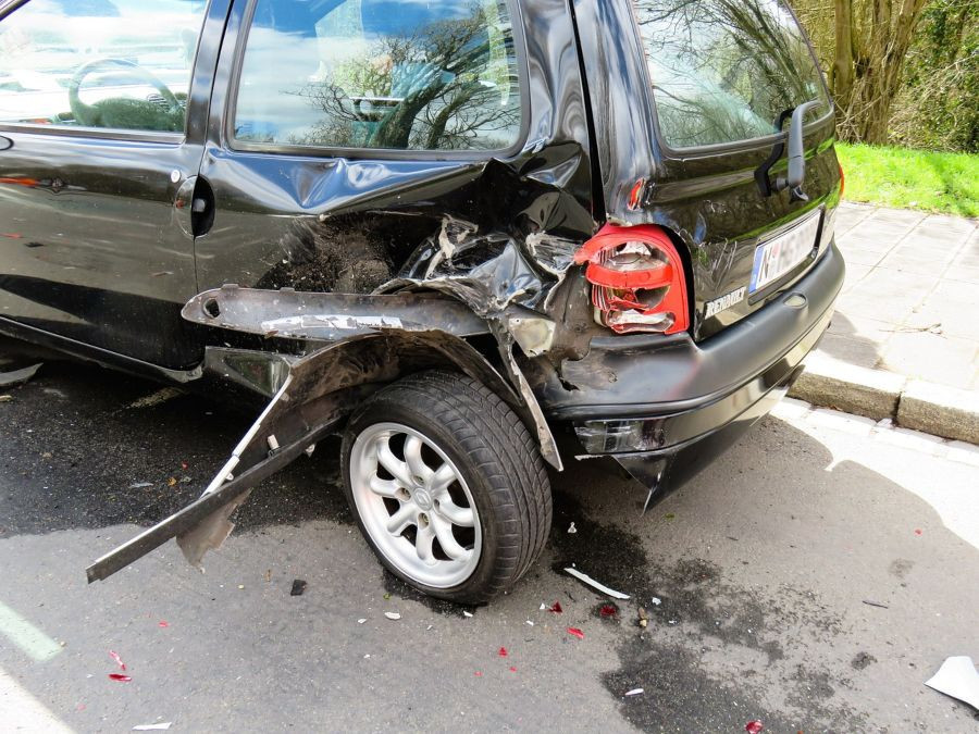 Accidente de trafico con un coche estacionado