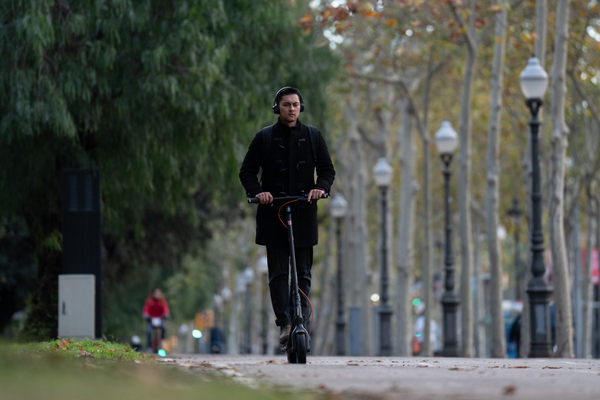 Archivo - Un hombre monta en patinete eléctrico, a 13 de diciembre de 2024, en Barcelona, Catalunya (España).