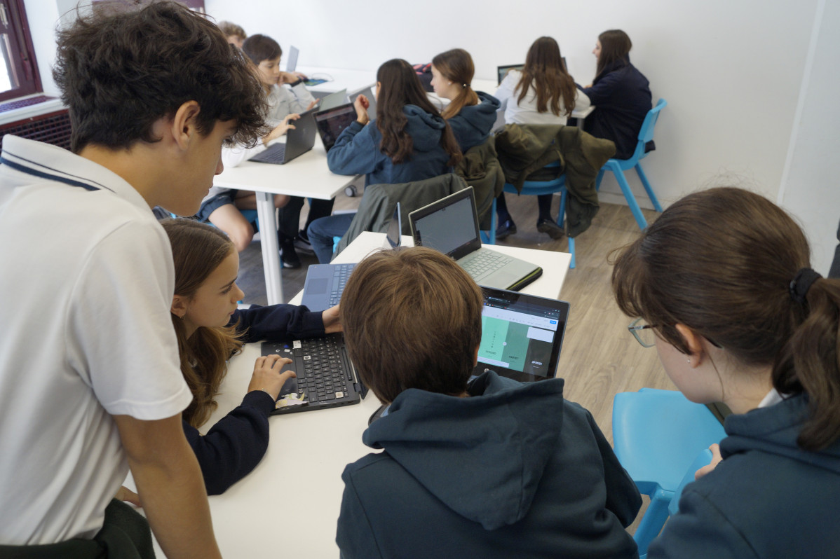 Grupo estudiantes trabajando en el aula