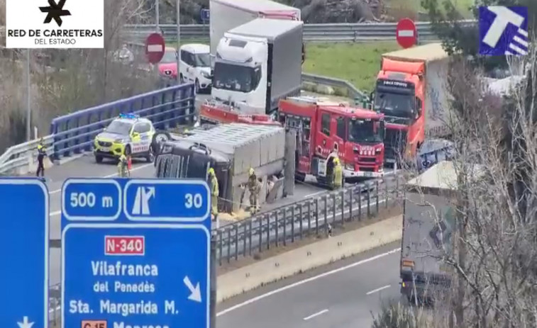 Caos a l'AP-7: l'autopista, tallada després que bolqui un camió que transportava porcs