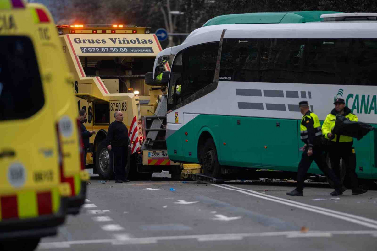 Varios servicios de emergencia trabajan tras el choque de dos autocares en la Diagonal de Barcelona, a 3 de marzo de 2025, en Barcelona, Catalunya (España).   Lorena Sopêna   Europa Press