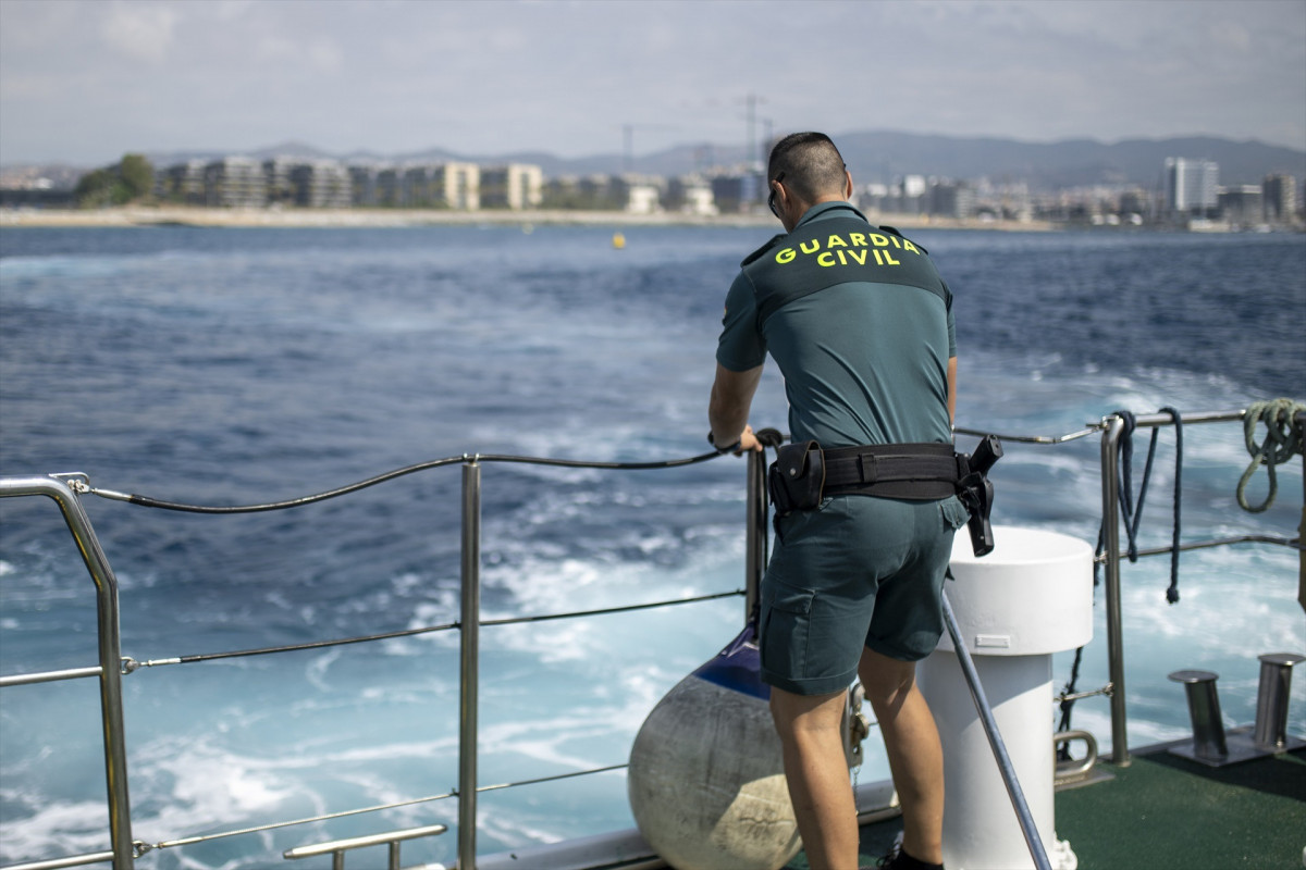 EuropaPress 5312515 agente guardia civil patrulla maritima puerto barcelona julio 2023