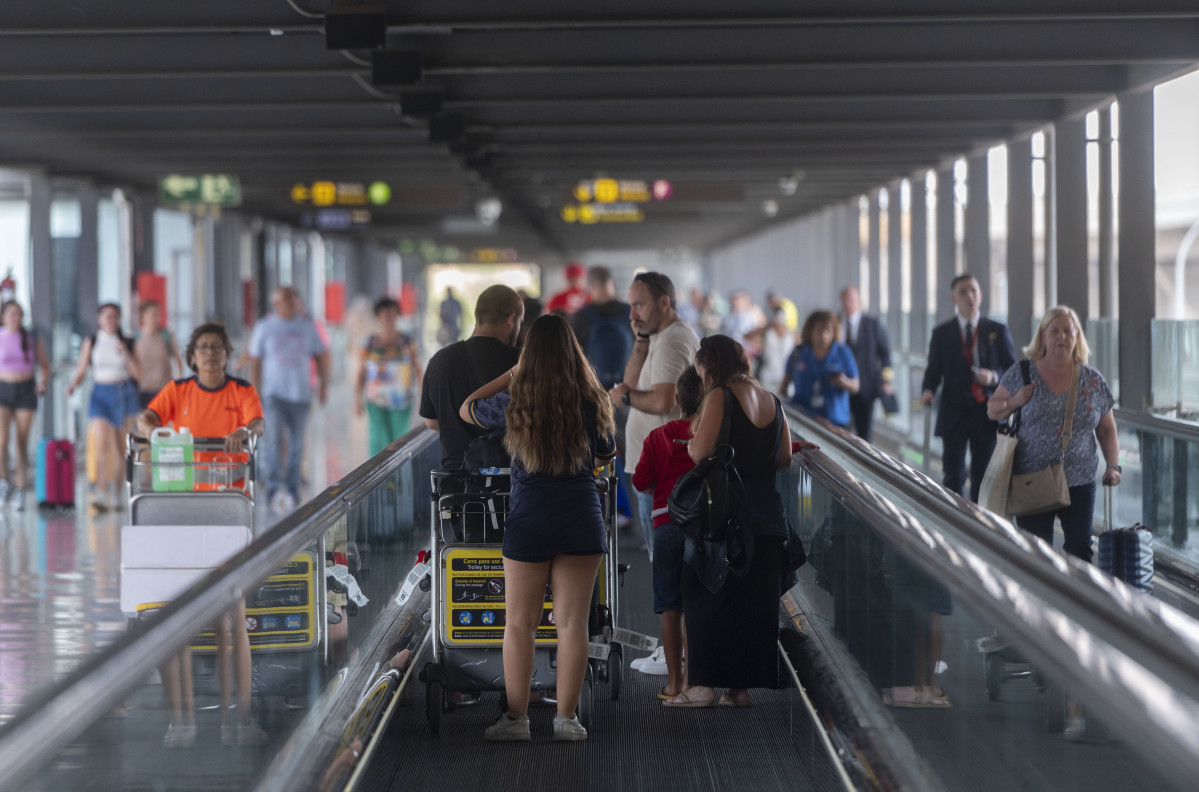 EuropaPress 6181515 varias personas maletas terminal t4 aeropuerto adolfo suarez madrid barajas