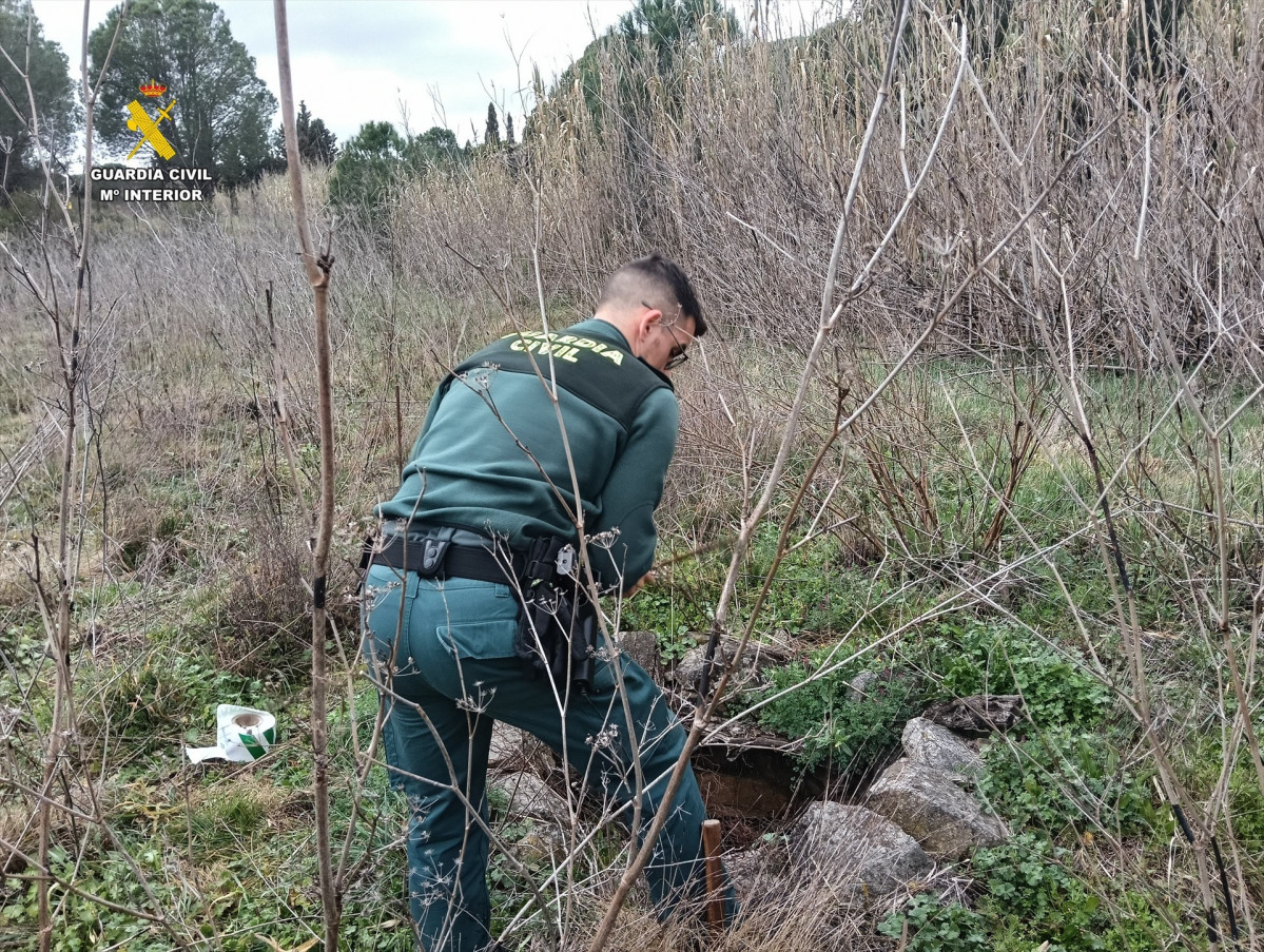 EuropaPress 6569192 agente seprona guardia civil clausura pozo sant climent sescebes girona