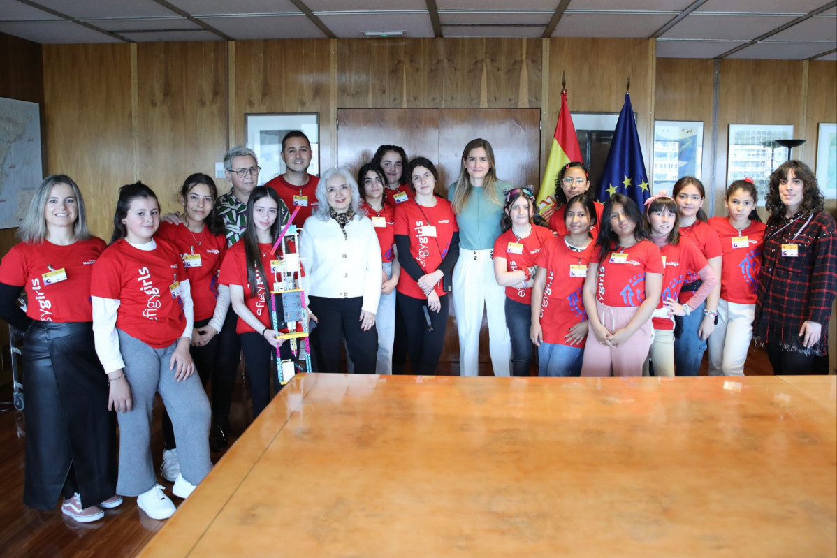 Foto de grupo encuentro vicepresidenta y Efigy Girls