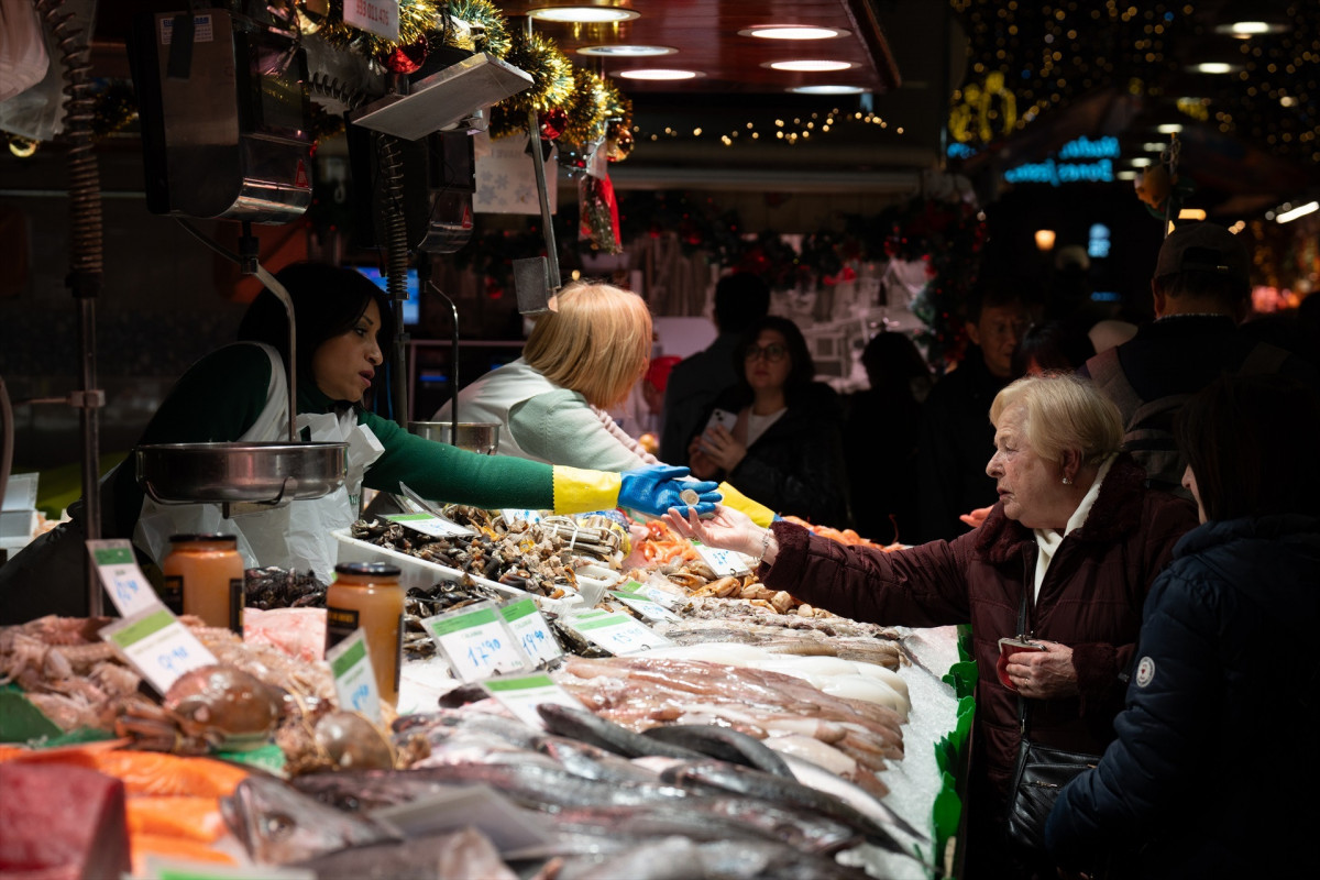 EuropaPress 5637182 comerciante cobra senora mercado boqueria 14 diciembre 2023 barcelona