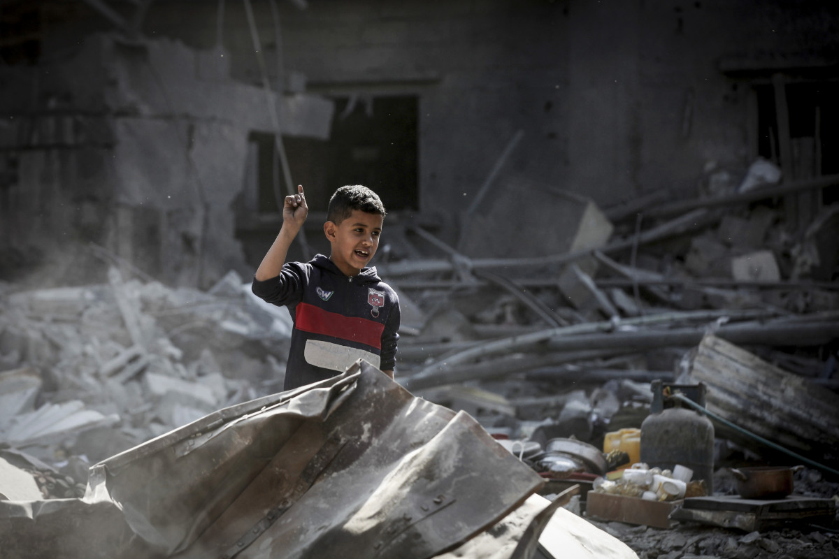 EuropaPress 6587888 18 march 2025 palestinian territories nusairat boy stands amid the rubble