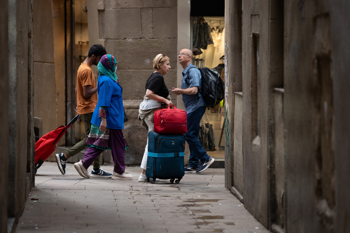 Archivo - Varios turistas con maletas en el centro de Barcelona, a 17 de septiembre de 2024, en Barcelona, Catalunya (España)