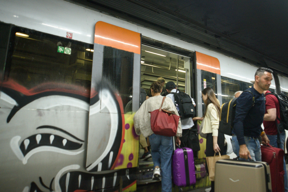 Archivo - Pasajeros subiendo al tren de Renfe Rodalies, a 17 de junio de 2024, en Barcelona, Catalunya (España)