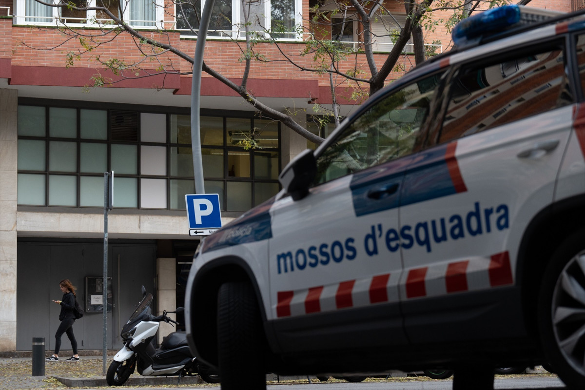 EuropaPress 5509673 coche mossos desquadra aparcado frente sinagoga ortodoxa chabad barcelona (1)