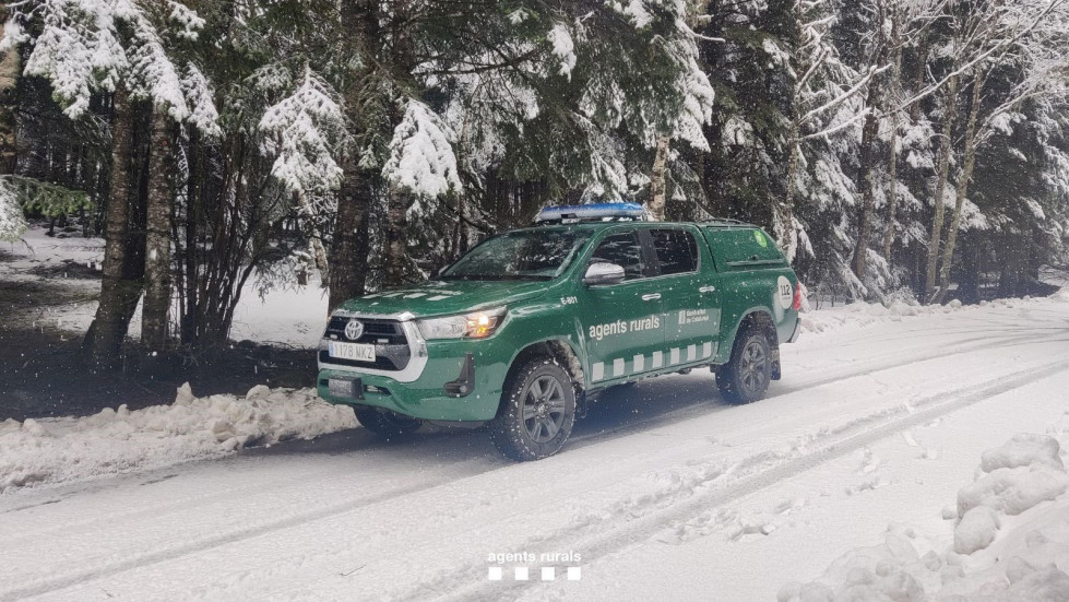 Imagen de un vehículo en la nieve