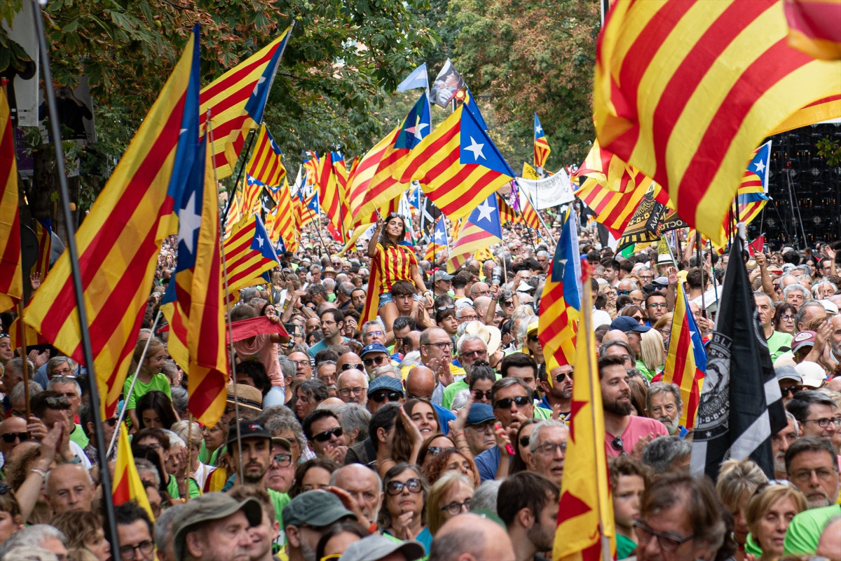 EuropaPress 6204648 decenas personas manifestacion acn diada 11 septiembre 2024 girona