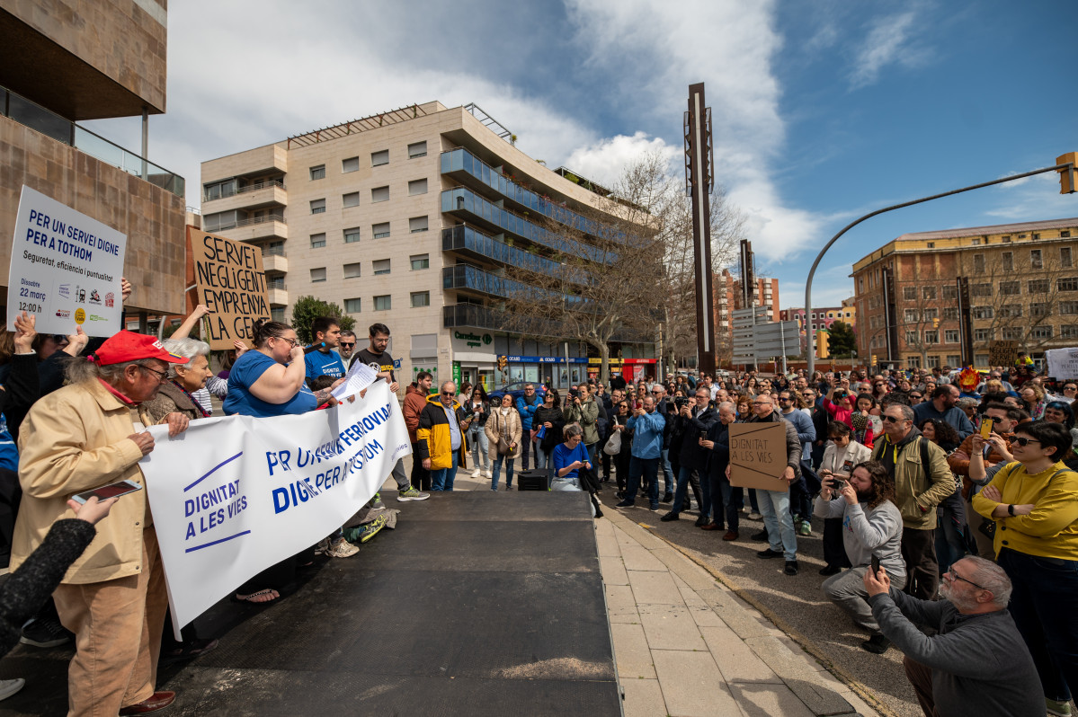 EuropaPress 6596983 decenas personas manifestacion pedir fin caos ferroviario estacion (1)