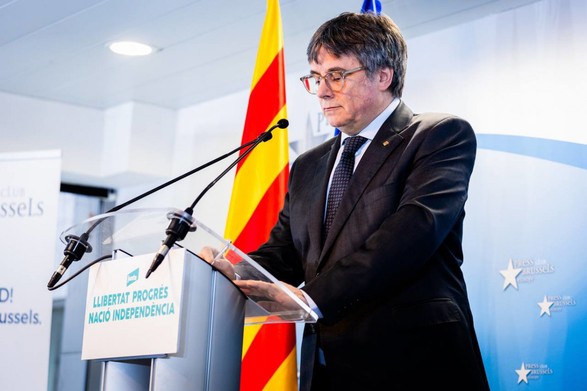 Archivo - El líder de Junts, Carles Puigdemont, durante una rueda de prensa tras una reunión con miembros del partido