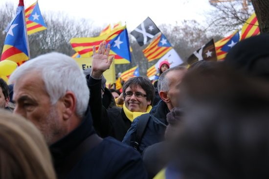 Carles Puigdemont participa a la manifestació de Brussel·les