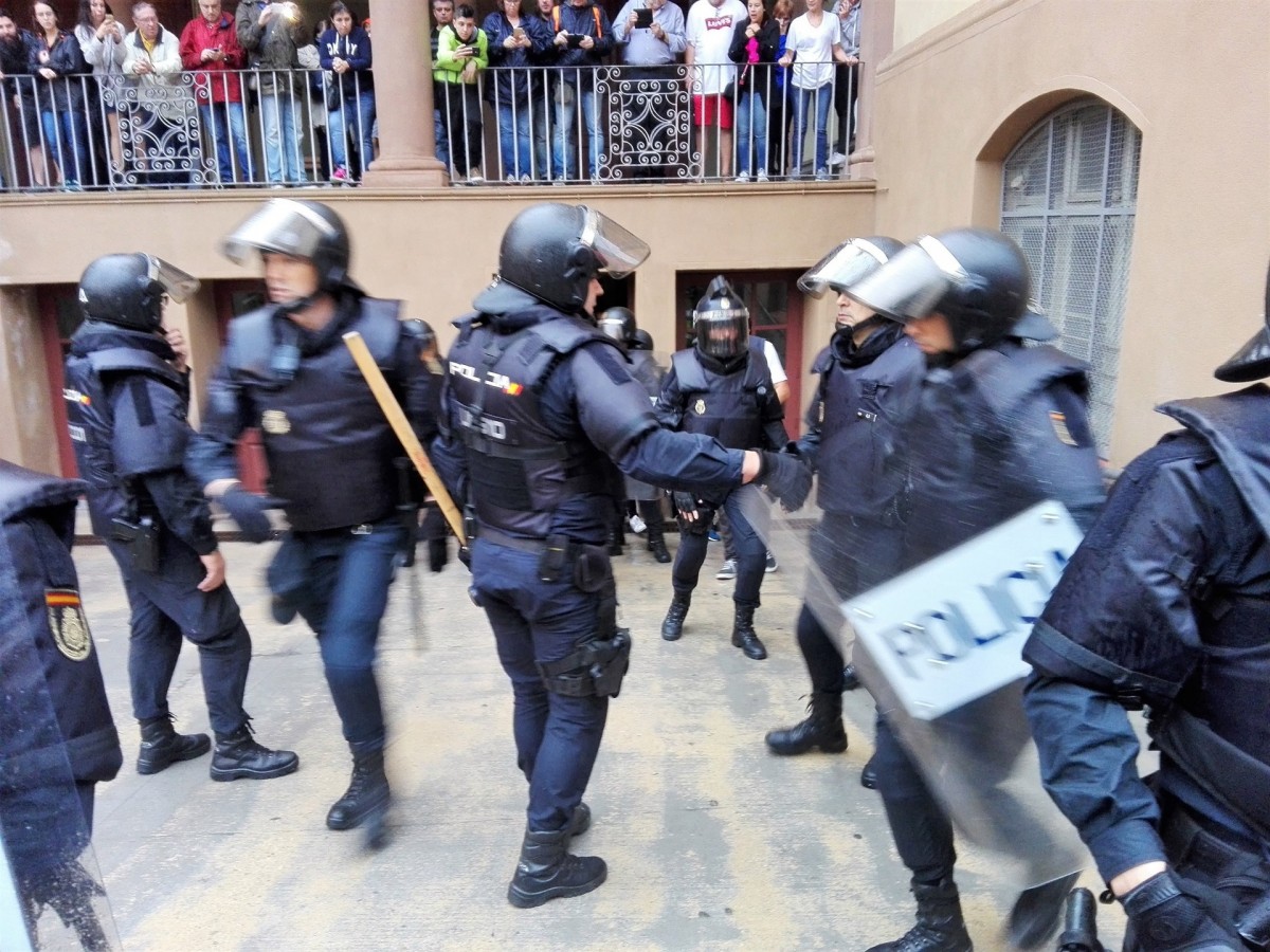 Policu00eda Nacional i Guàrdia Civil requisen urnes del referu00e9ndum de l'1 O