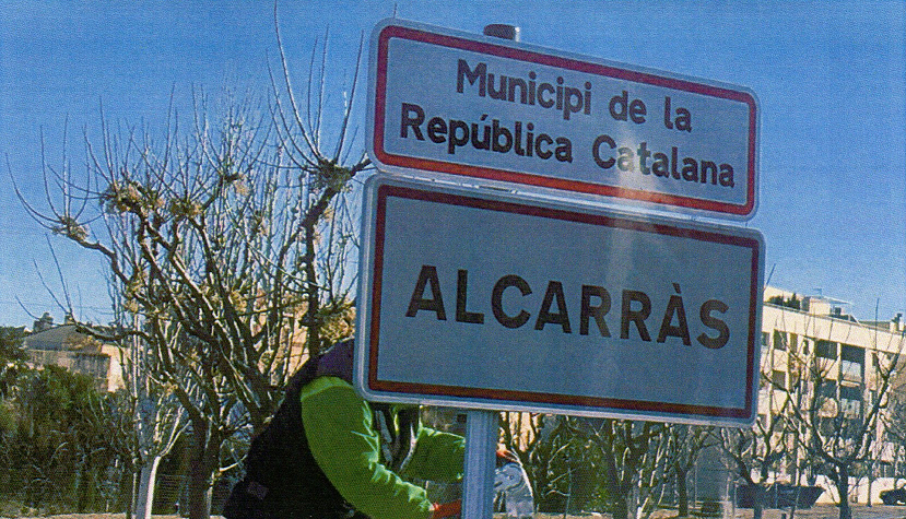 Operari instal cartell República catalana a Alcarràs