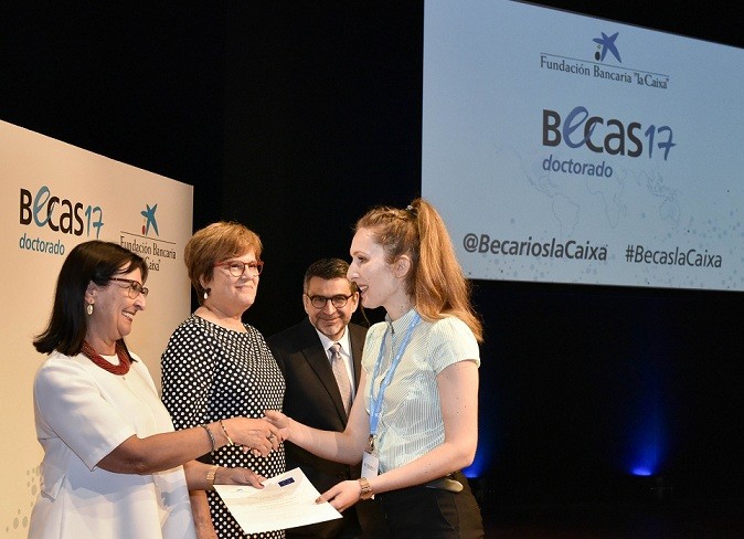 Foto 2 Lliurament Beques la Caixa de Doctorat. Elisa Duru00e1n lliura la beca ALS estudiants