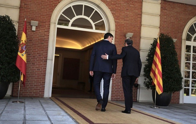 Sánchez torra moncloa mà esquena entrada 09072018