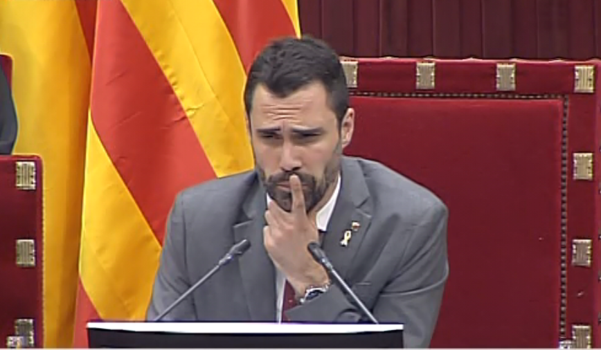 Roger Torrent en la votació sobre els diputats exiliats