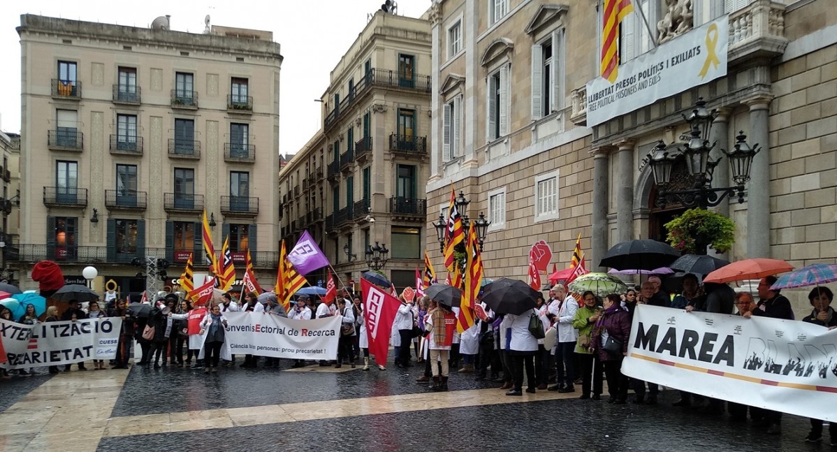 Treballadors i usuaris de la sanitat protesten a la plaça Sant Jaume