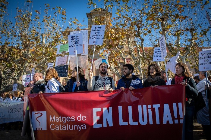 Mu00e9dicos protesten davant del Parlament