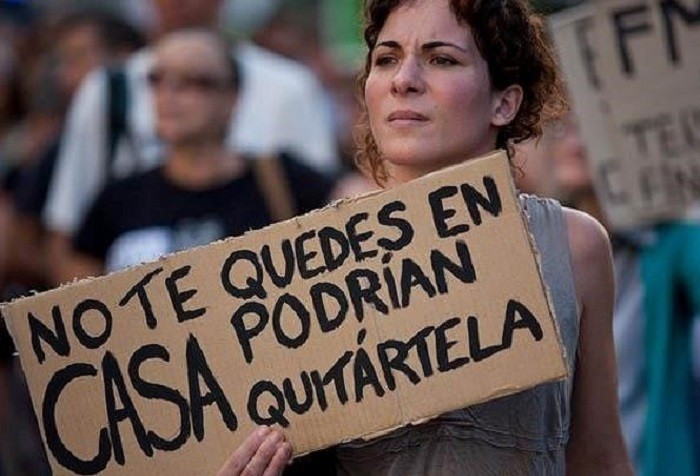 Una manifestant en una protesta de la PAH BARCELONA