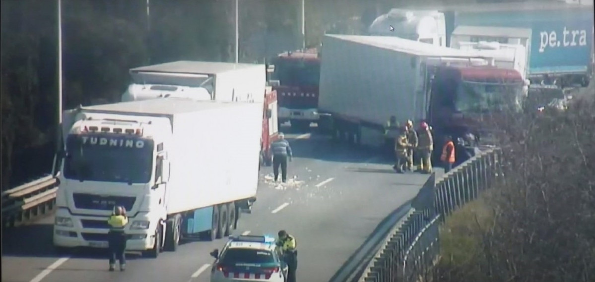 Accident de tres camions a l'AP 7 a Montmelu00f3 (Barcelona)