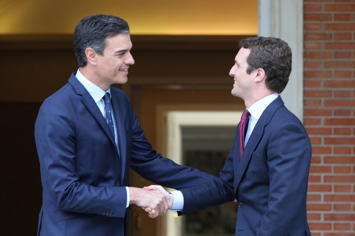 Pedro Sánchez rep a Pau Casado a la Moncloa