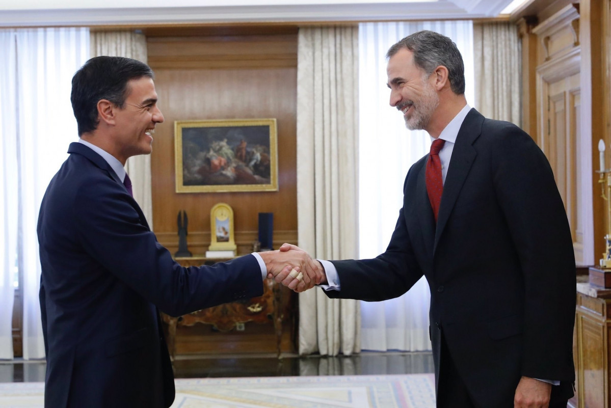 El socialista Pedro Sánchez saludant al Rei