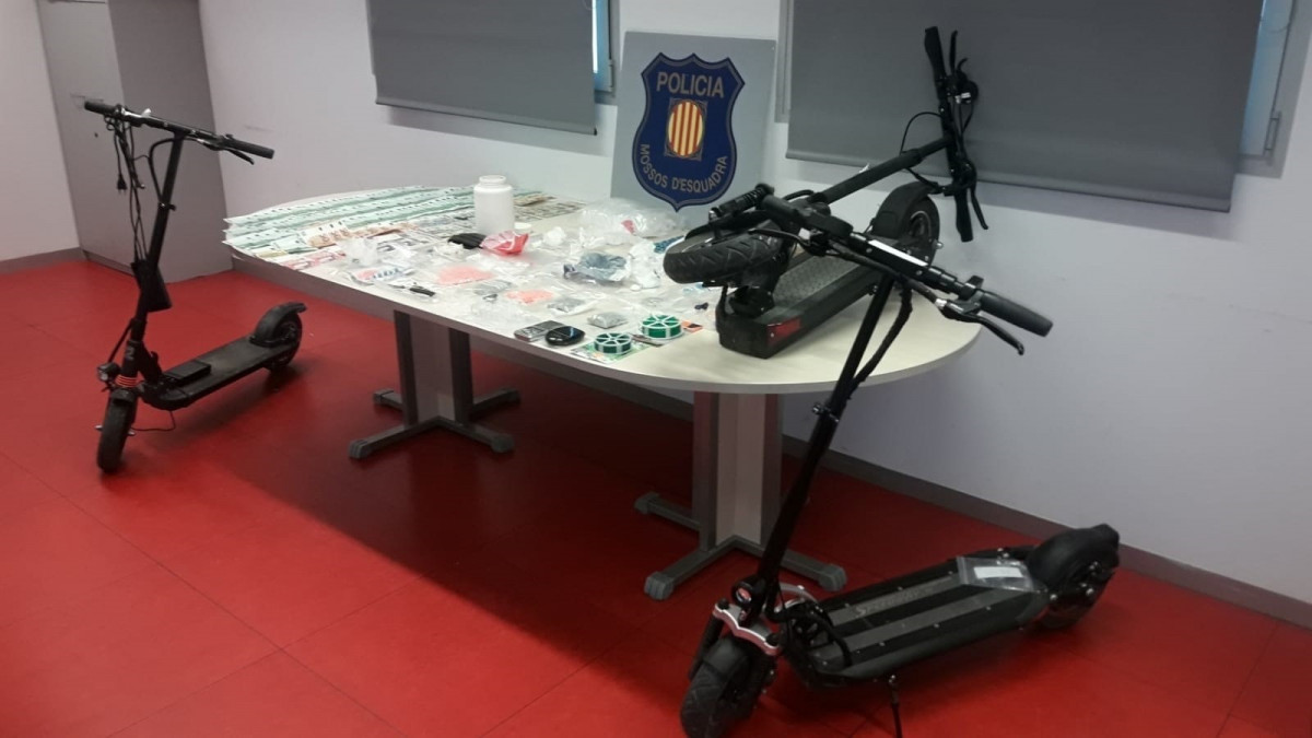 Tres patinets elu00e9ctricos i diverses quantitats de diferents drogues intervingudes per Mossos d'Esquadra