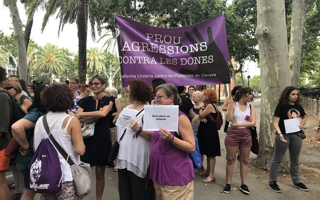 Concentraciu00f3n a les portes de l'Audiència pel judici a l' 'rajada de Manresa'