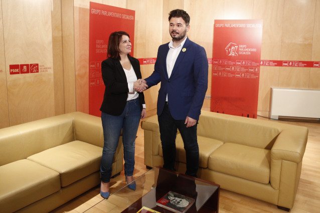 La sots-secretària general del PSOE i portaveu del Grup Parlamentari Socialista, Adriana Lastra, es reuneix amb el portaveu d'ERC, Gabriel Rufián, a la sala Martínez Noval del Congrés dels Diputats.