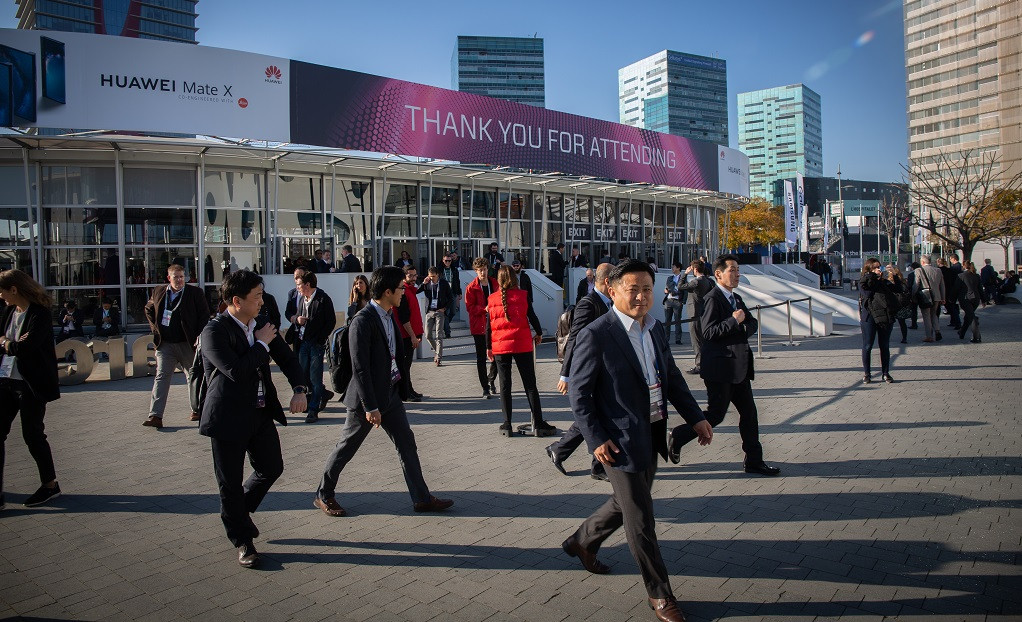 Visitants de el Mobile World Congress Barcelona MWC 2019 a l'entrada de Fira Barcelona.