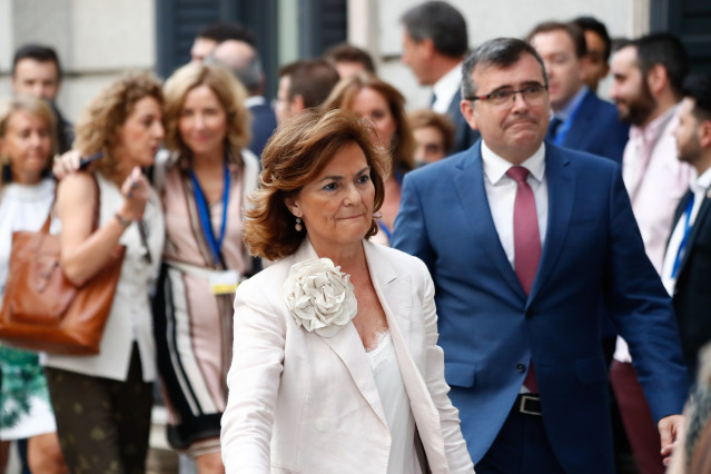 La vicepresidenta en funciones, Carmen Calvo, a su llegada al Congreso de los Diputados para la segunda sesión del debate de investidura del candidato socialista a la Presidencia del Gobierno.