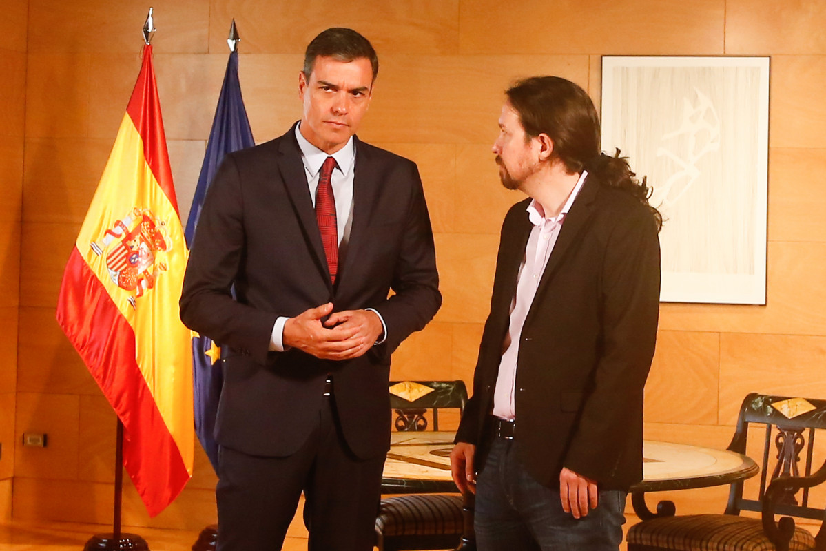 El president del Govern en funcions, Pedro Sánchez (1i), es reuneix amb el secretari general de Unides Podem, Pablo Iglesias (2i), de cara a la sessió d'investidura que comença el 22 de juli