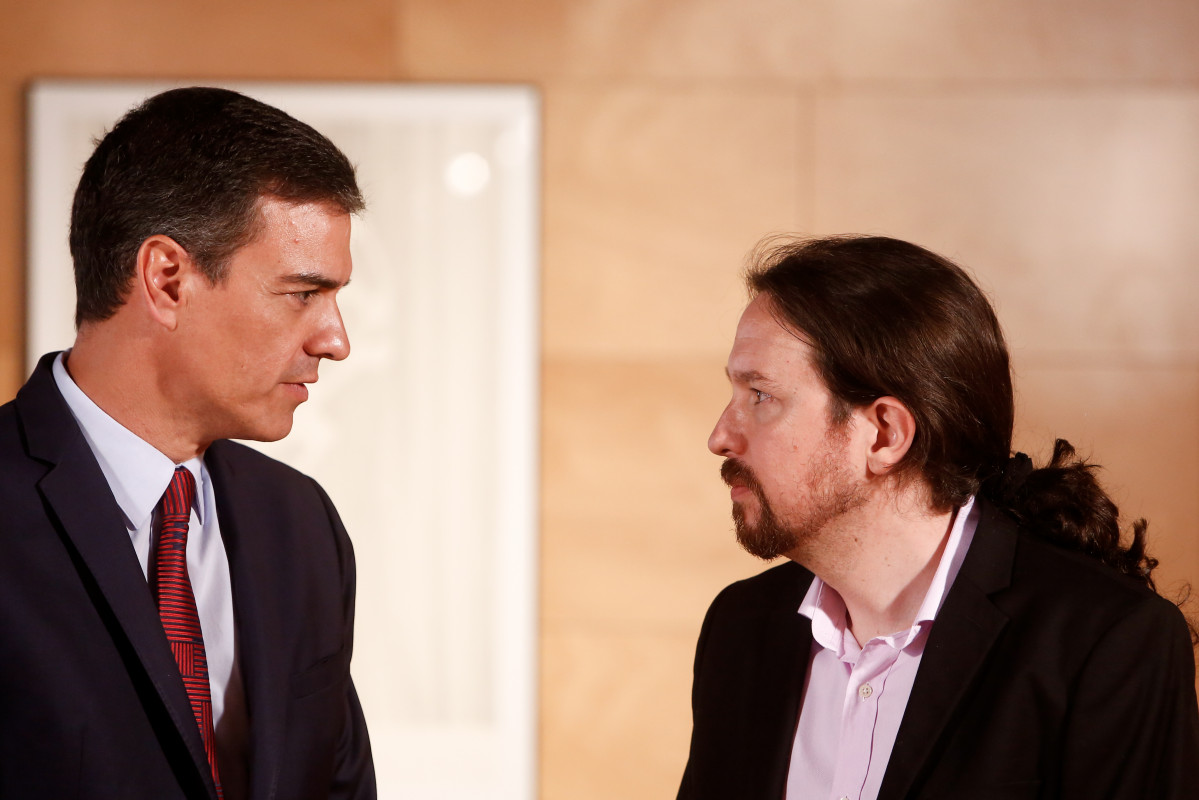 El president del Govern en funcions, Pedro Sánchez (1i), es reuneix amb el secretari general de Unides Podem, Pablo Iglesias (2i), de cara a la sessió d'investidura que comença el 22 de juli