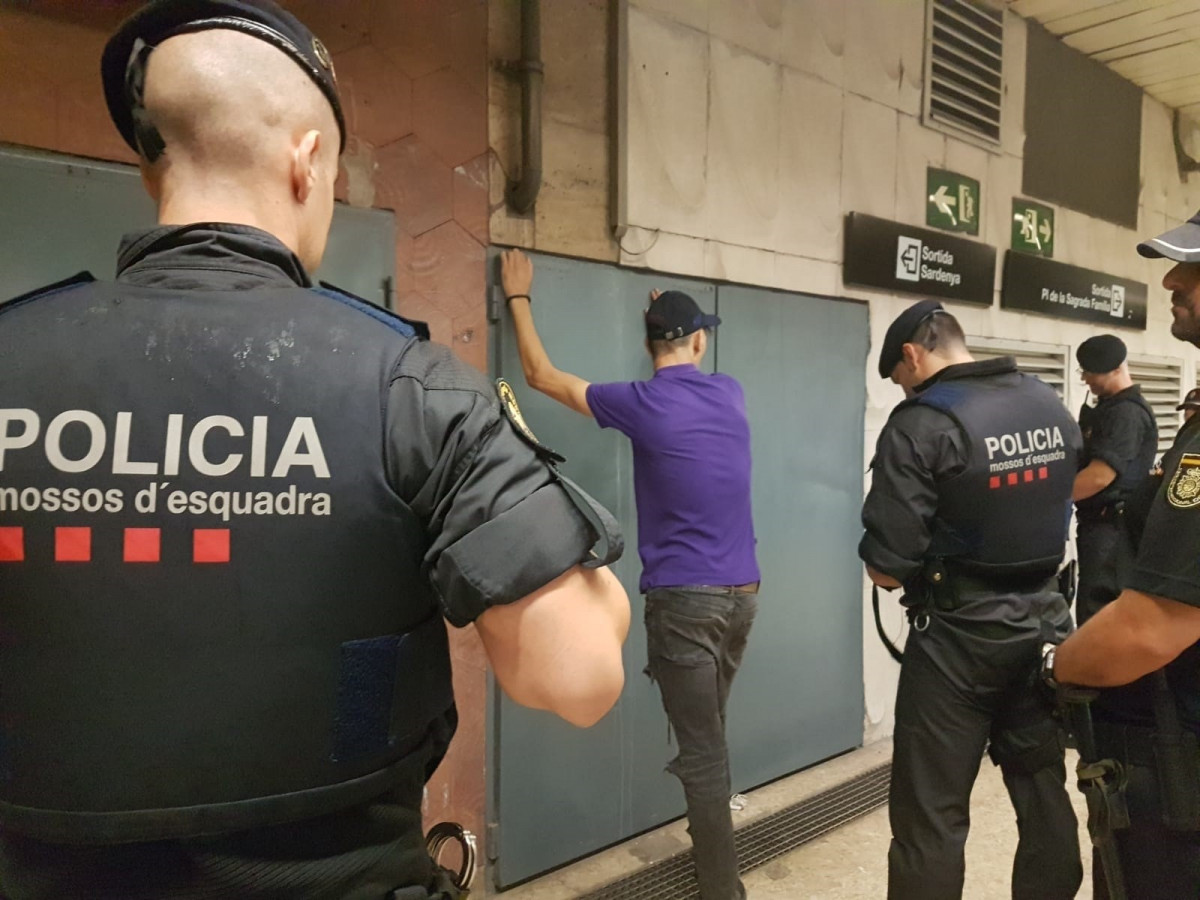 Operació contra carteristes al metro de Barcelona