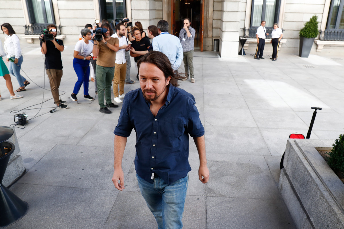 El secretari general de Podem, Pablo Iglesias, surt del Congrés dels Diputats hores abans d'una nova reunió amb el PSOE