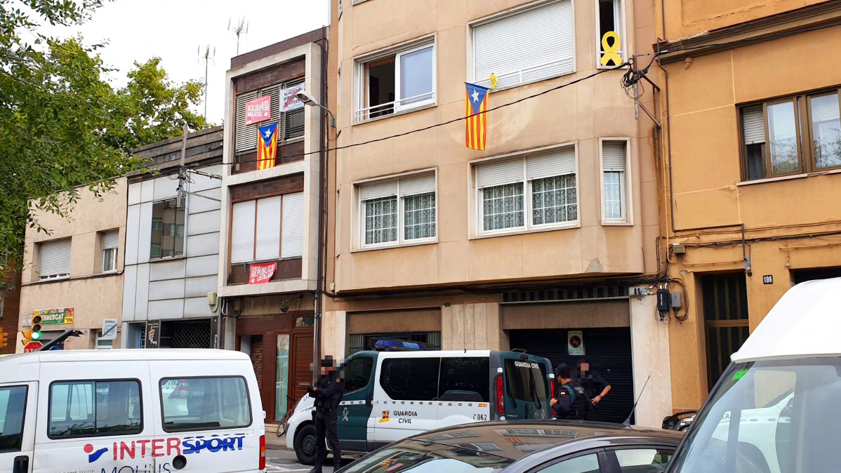 Agents de la Guàrdia Civil al costat del domicili d'un dels CDR detinguts a Sabadell