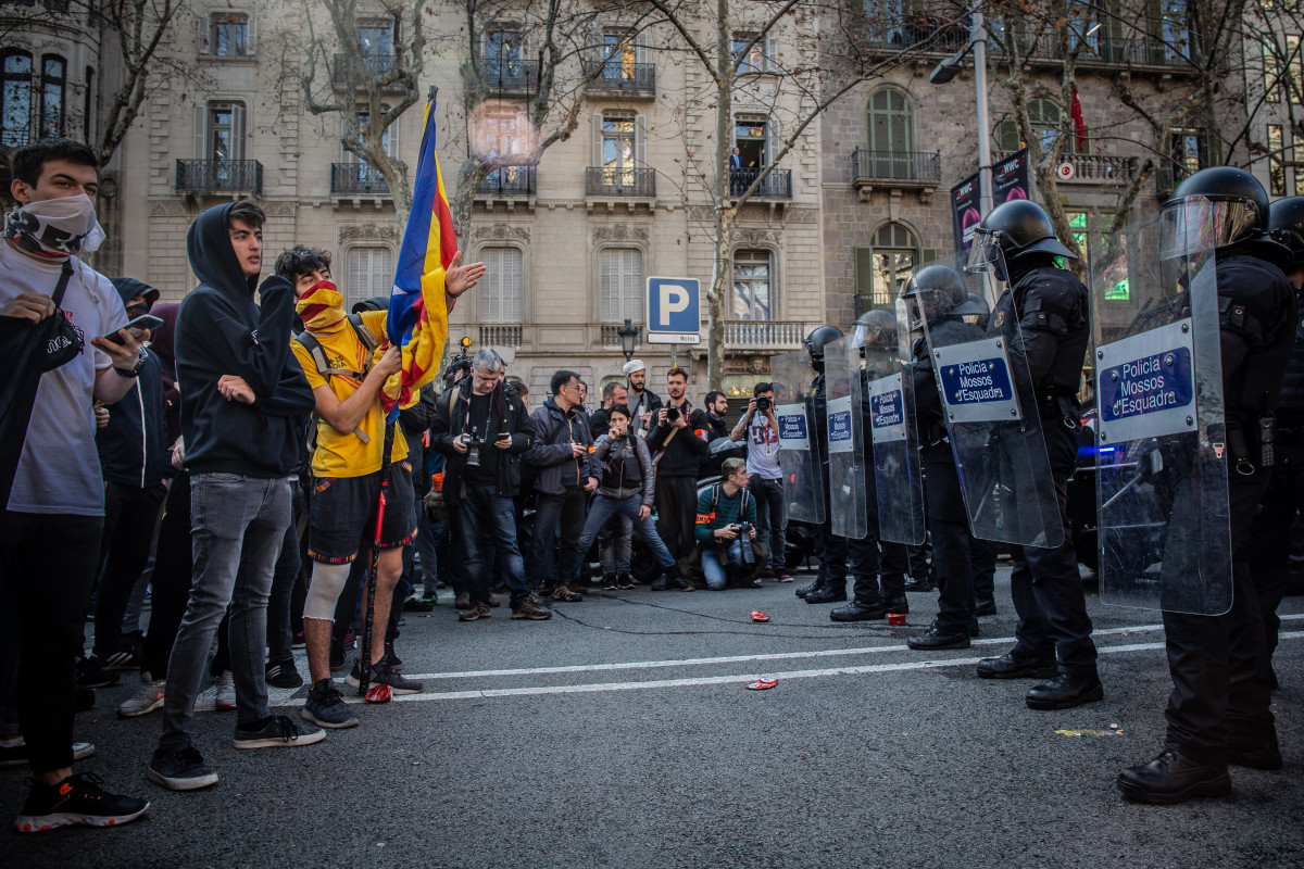 Agents de Mossos d'Esquadra intenten controlar a uns estudiants durant la manifestaciu00f3n